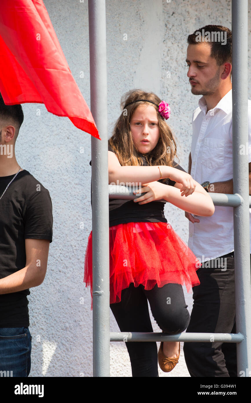 London Golders Green Childs Hill Park albanische Gemeinschaft Childrens' Day Festival junges Mädchen rot Tutu wartet, Volkslieder zu singen Stockfoto