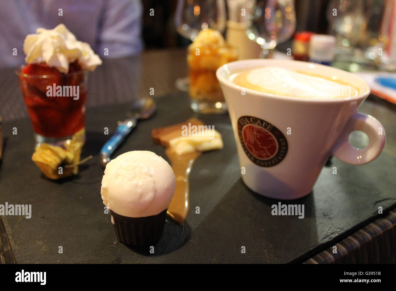 Französisches Dessert, Cafe Lait, französisches Restaurant, Südfrankreich, Vias Stockfoto