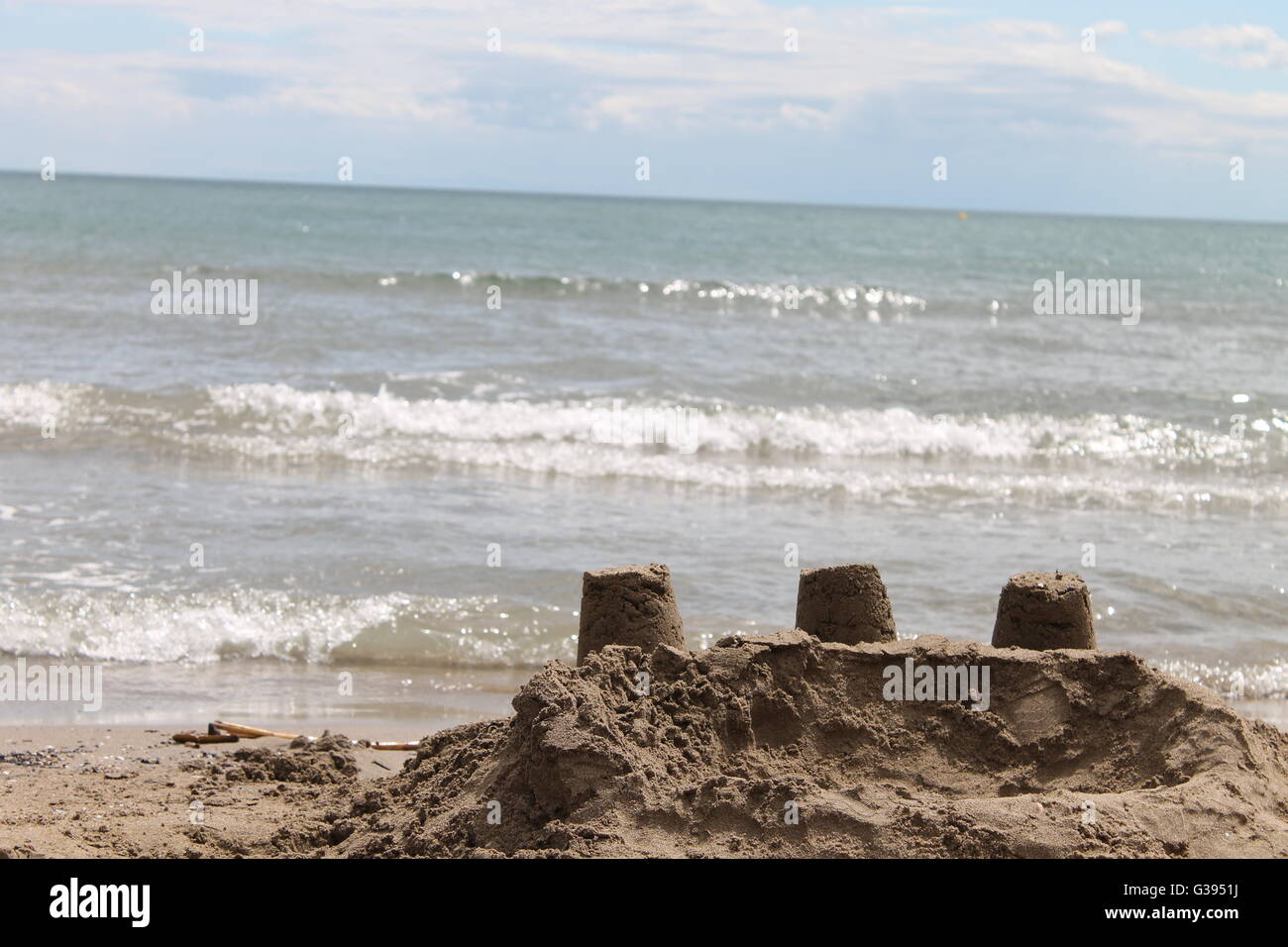 Sandburg am französischen Strand, Urlaub, Sommer, rollenden Wellen Stockfoto