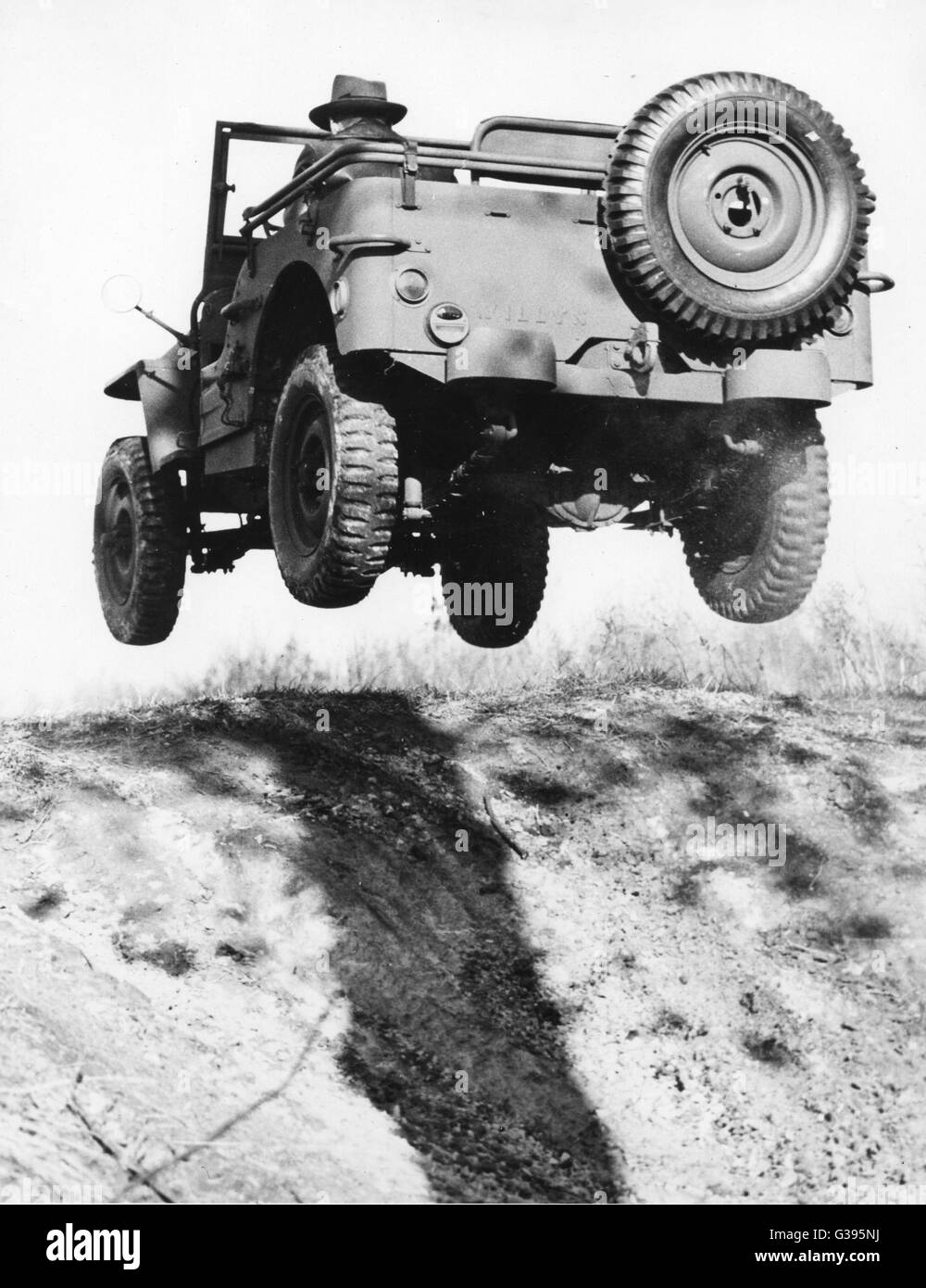 "sie werden alles tun, aber fliegen," Testfahrer von Willys-Overland Motors vor kurzem bemerkte über die vielseitige scout wenig Autos, die sein Unternehmen jetzt in großen Mengen erweist. Und dieses Bild beweist sie mache auch ein wenig davon! Stockfoto