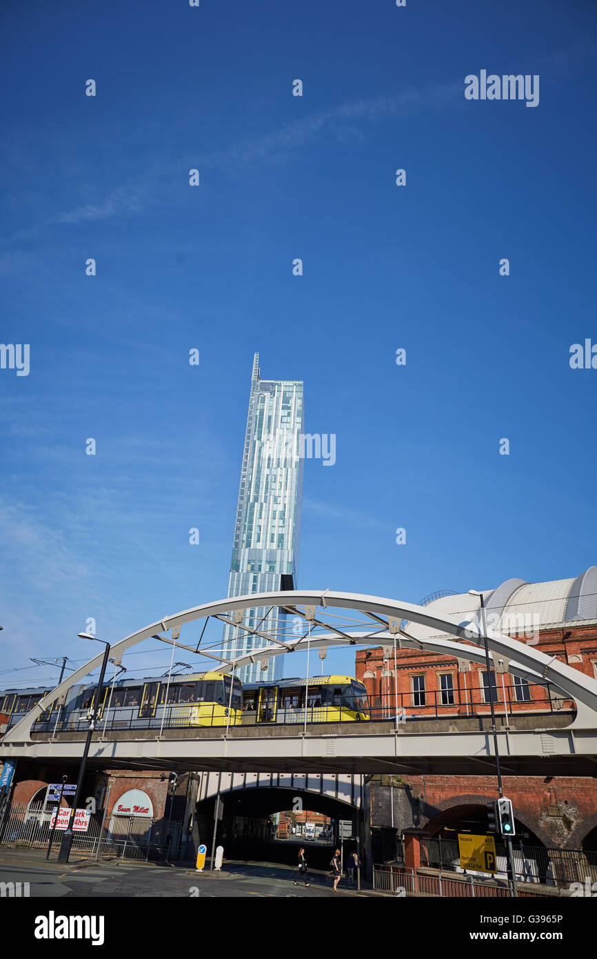 Manchester England UK Metrolink-Straßenbahn-Stadtbahn-Netz überbrücken Struktur Kreuzung an einem sonnigen Tag mit blauem Himmel neben Wahrzeichen Manchester central Stockfoto