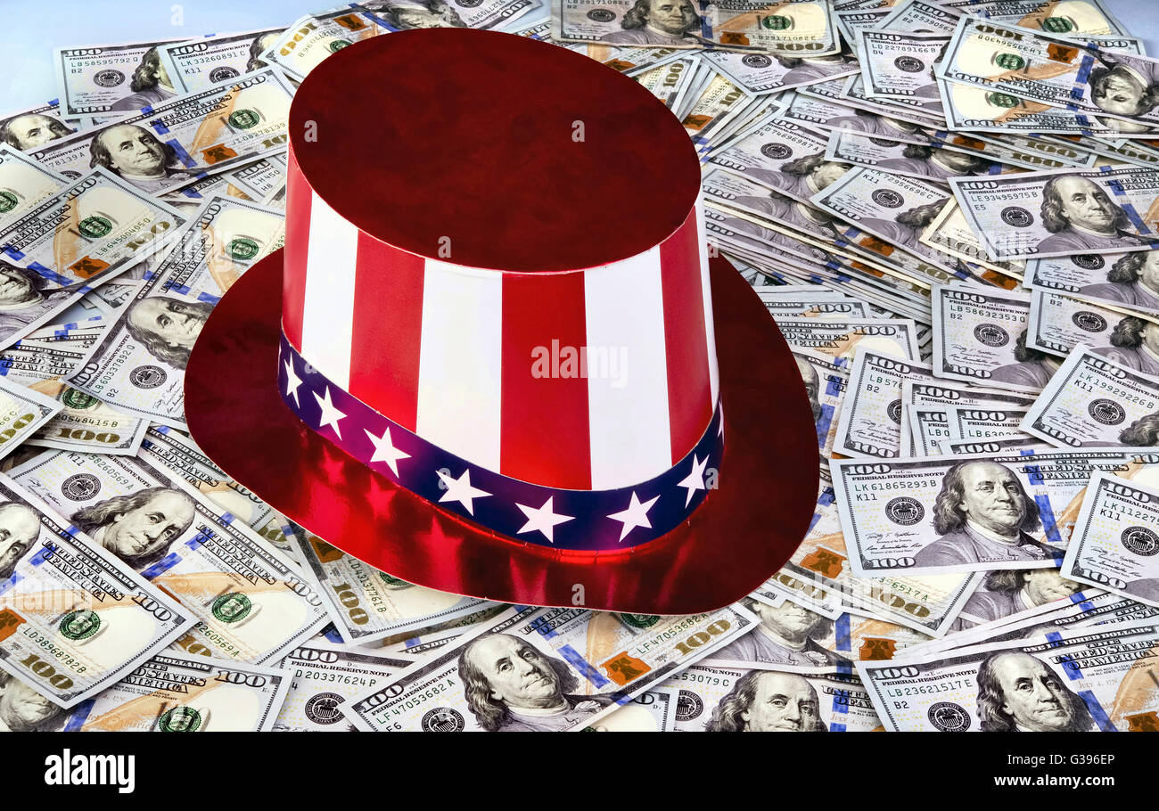 Neue amerikanische hundert-Dollar-scheine unter Uncle Sam Hut. Stockfoto