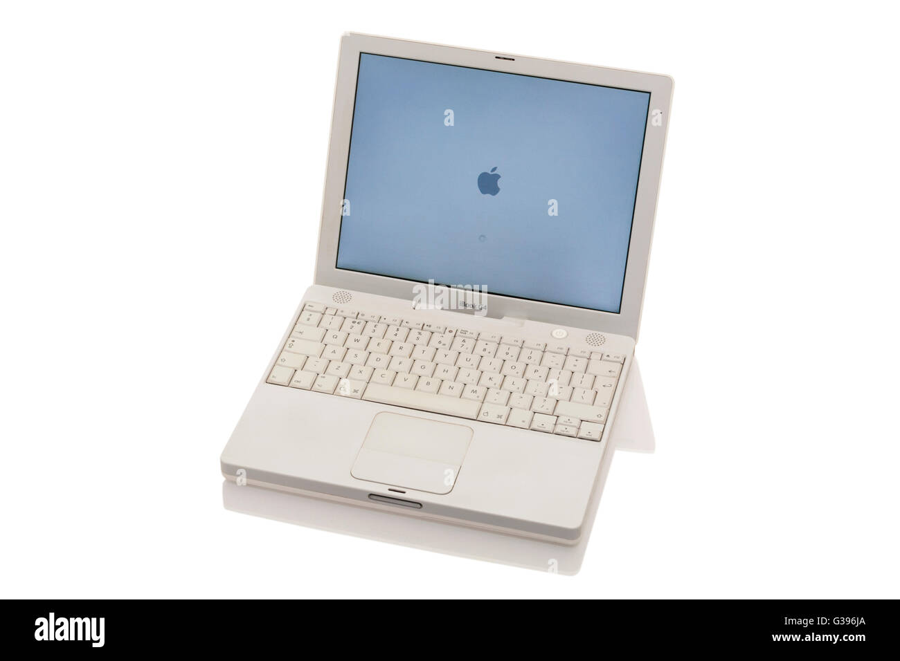 Alter alter alter Apple iBook G4 Laptop/Laptop mit Scroll-Trackpad/Trackpad/Trackpad, Start-/Startbildschirm und Tastatur. Stockfoto