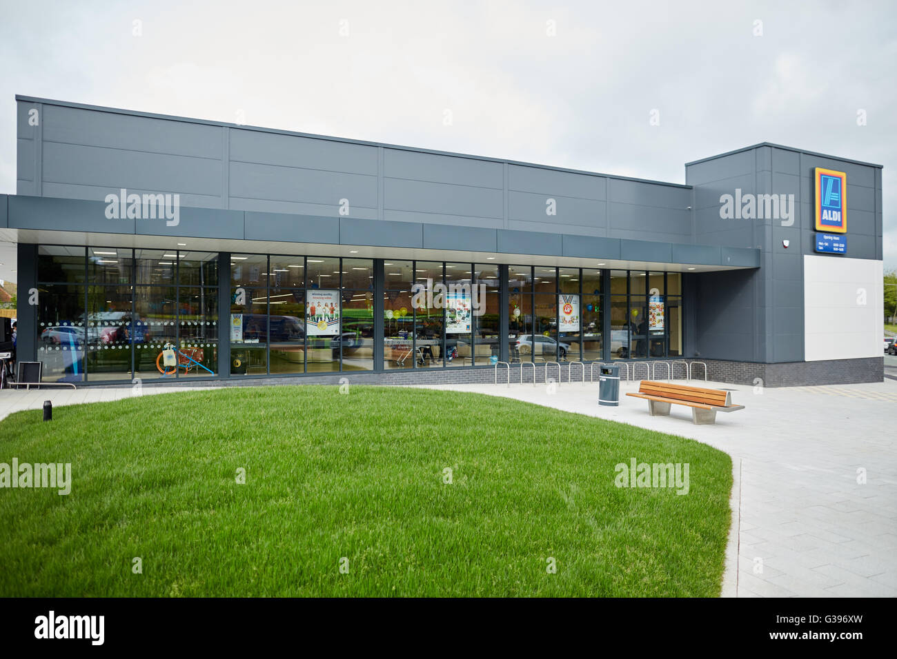 Aldi Preston South Queens Retail Park außen Shop Ladenbau neue moderne Gerät ziemlich sauber gepflegten Rasen Bank Stockfoto