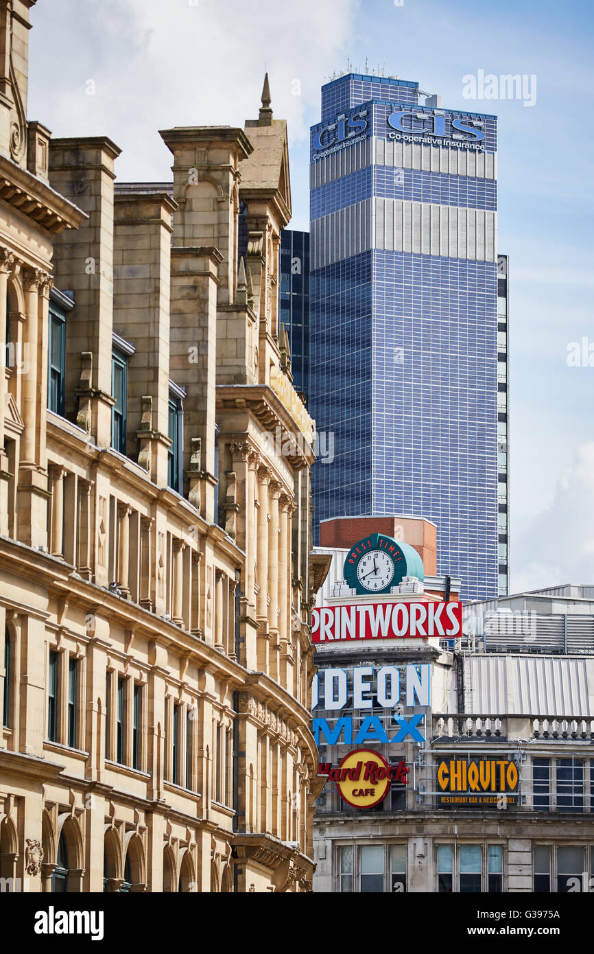 CIS Turm Printworks und The Corn Exchange im Gegenzug quadratische Zeichen Gebäude eng Stockfoto