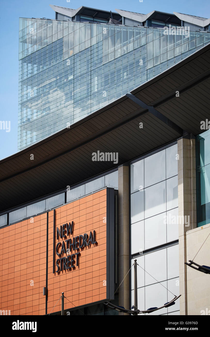 Neue Kathedrale Straße ist eine Fußgängerzone Einzelhandel Straße im Stadtzentrum von Manchester umrahmt von Nummer eins Deansgate Apartment b Stockfoto