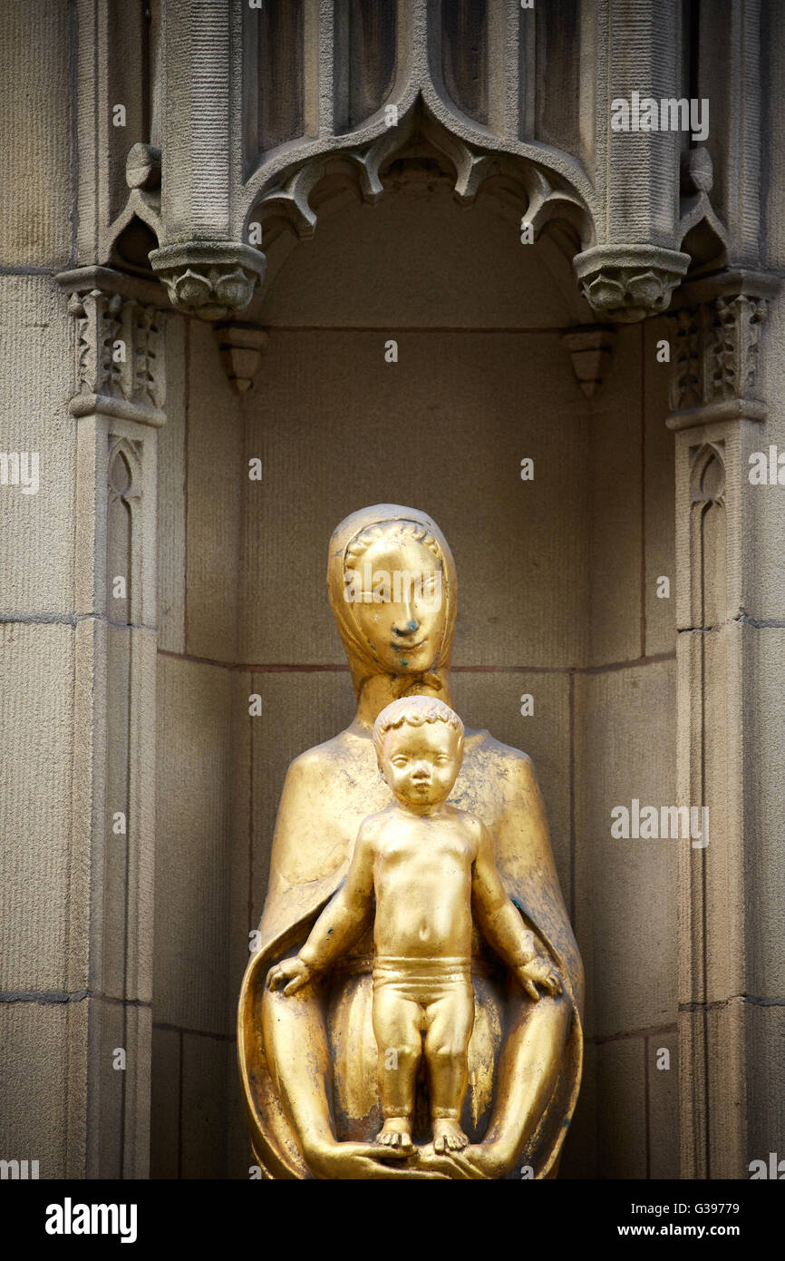 Detail an der Außenseite des Manchester Kathedrale The Lancashire Madonna in Manchester Kathedrale auf Gold Farbe dieser vergoldeten statu Stockfoto