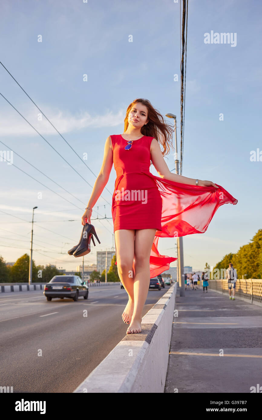 Mädchen barfuß in der stadt Fotos und Bildmaterial in hoher Auflösung Alamy