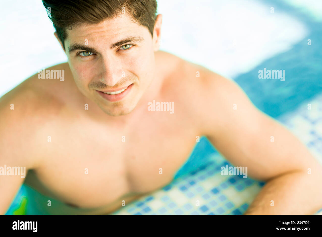 Nahaufnahme des jungen Mannes entspannen im pool Stockfoto