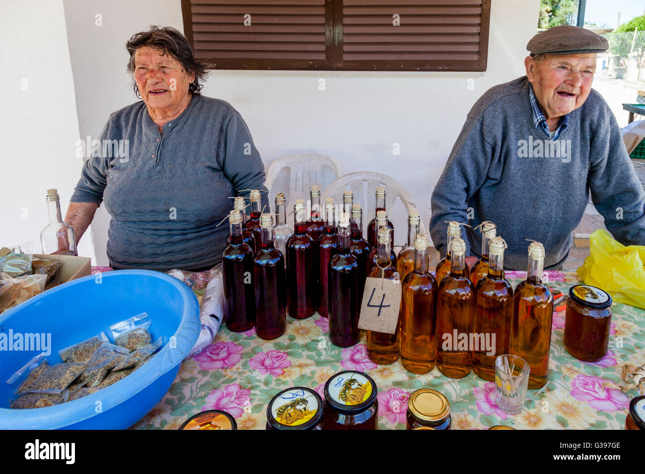Ein älteres Ehepaar griechischen verkaufen lokale Produkte aus ihren am Straßenrand Stall, Makrades, Insel Korfu, Griechenland Stockfoto