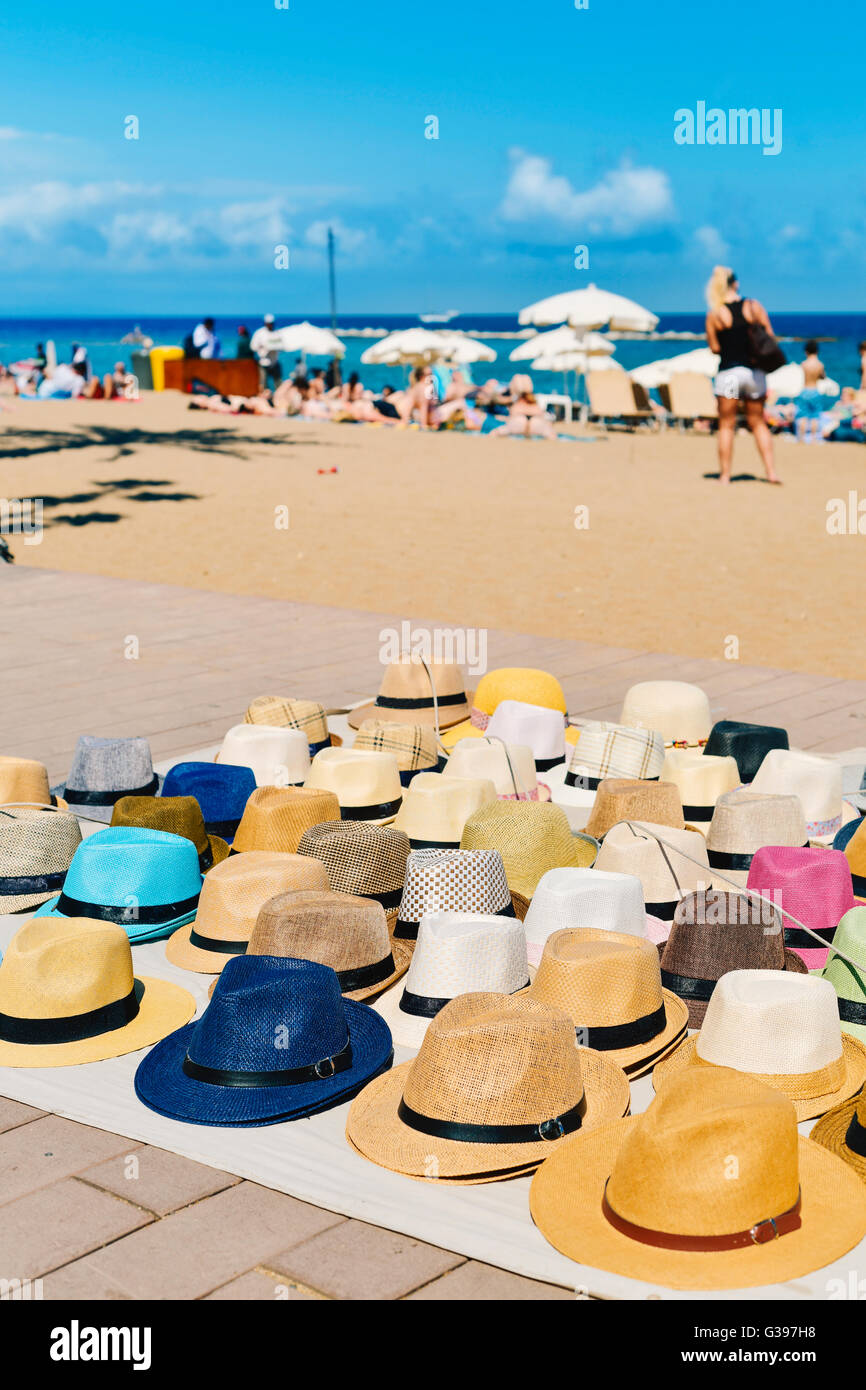 Nahaufnahme von einigen anderen Strohhüte zum Verkauf an der Strandpromenade von La Barceloneta Strand in Barcelona, Spanien Stockfoto