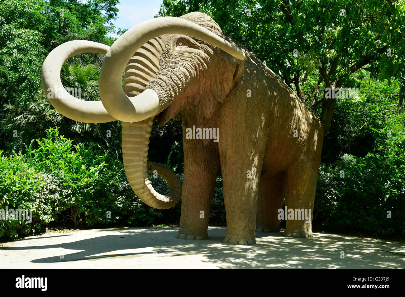 ein Blick auf die beliebte Mammut Skulptur, erbaut im Jahre 1906, im Parc De La Ciutadella Park in Barcelona, Spanien Stockfoto