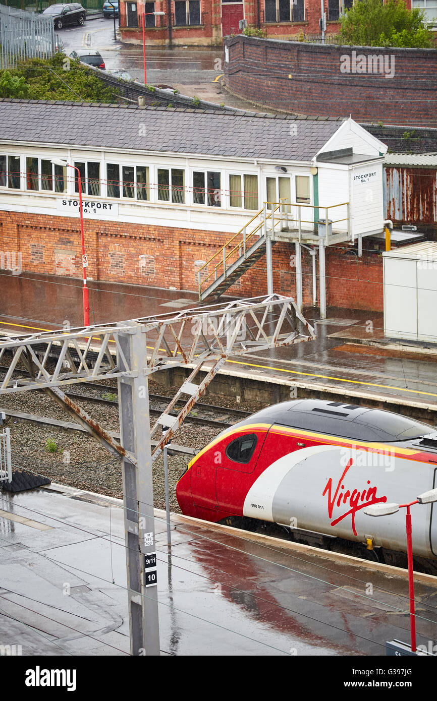 Stockport train Station Alstom Class 390 Pendolino elektrischer Hochgeschwindigkeitszug von Jungfrau-Züge Richtung London Euston betrieben Stockfoto