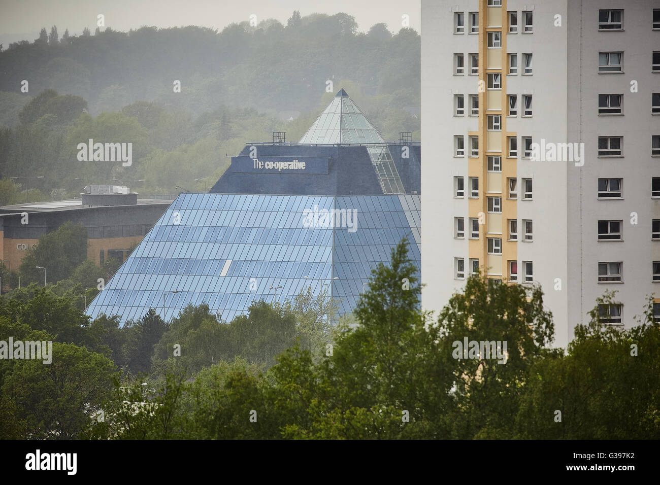 Stockport genossenschaftlichen Coop Bank Gebäude Pyramide Ansicht über Bäume "Stockport Pyramide" wurde 1987 von Manchest entworfen. Stockfoto