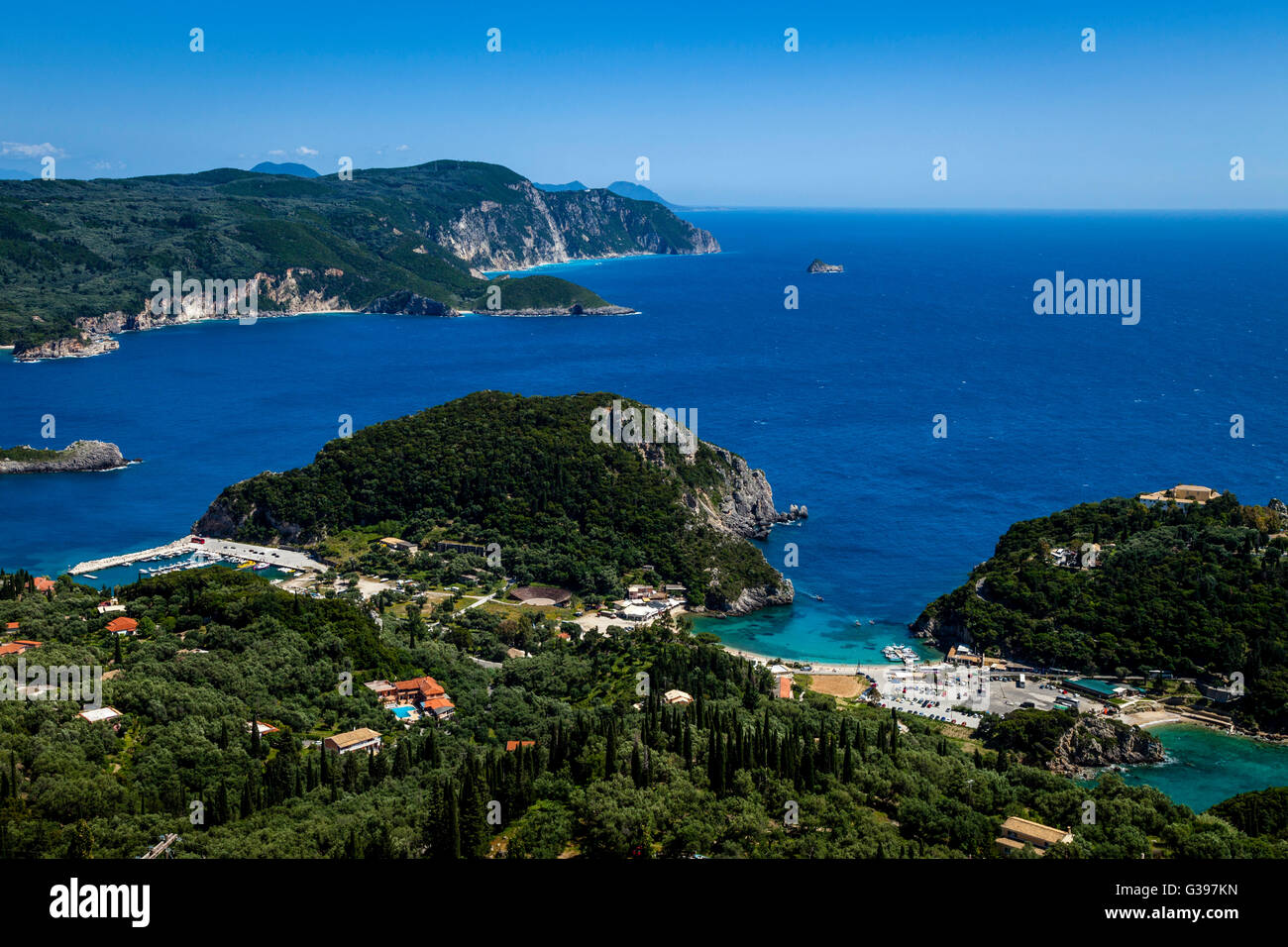 Die Küste und das Dorf von Paleokastritsa, Korfu, Griechenland Stockfoto