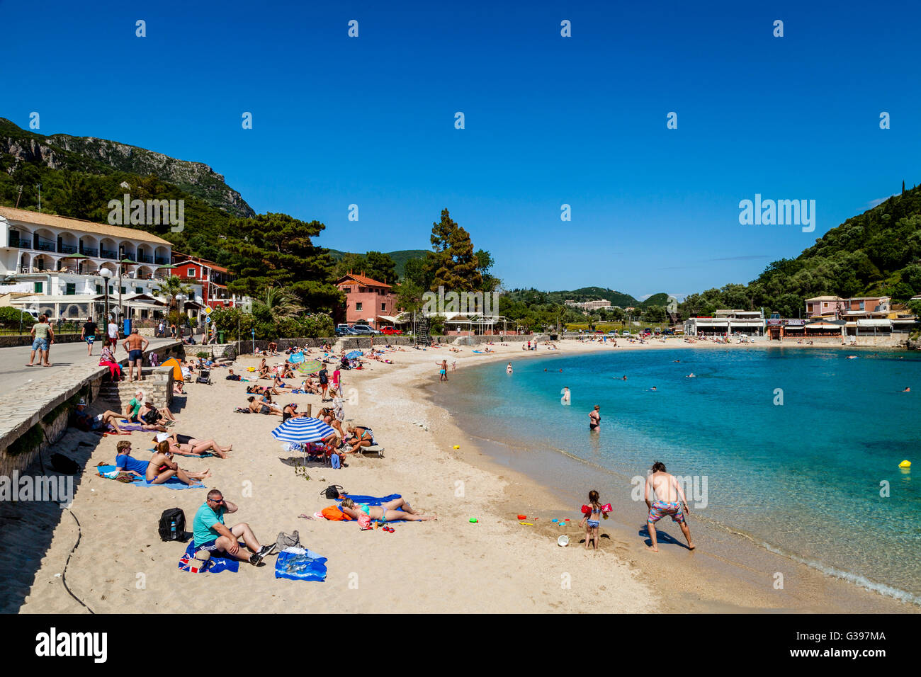 Der Strand am Meer Dorf von Paleokastritsa, Korfu, Griechenland Stockfoto