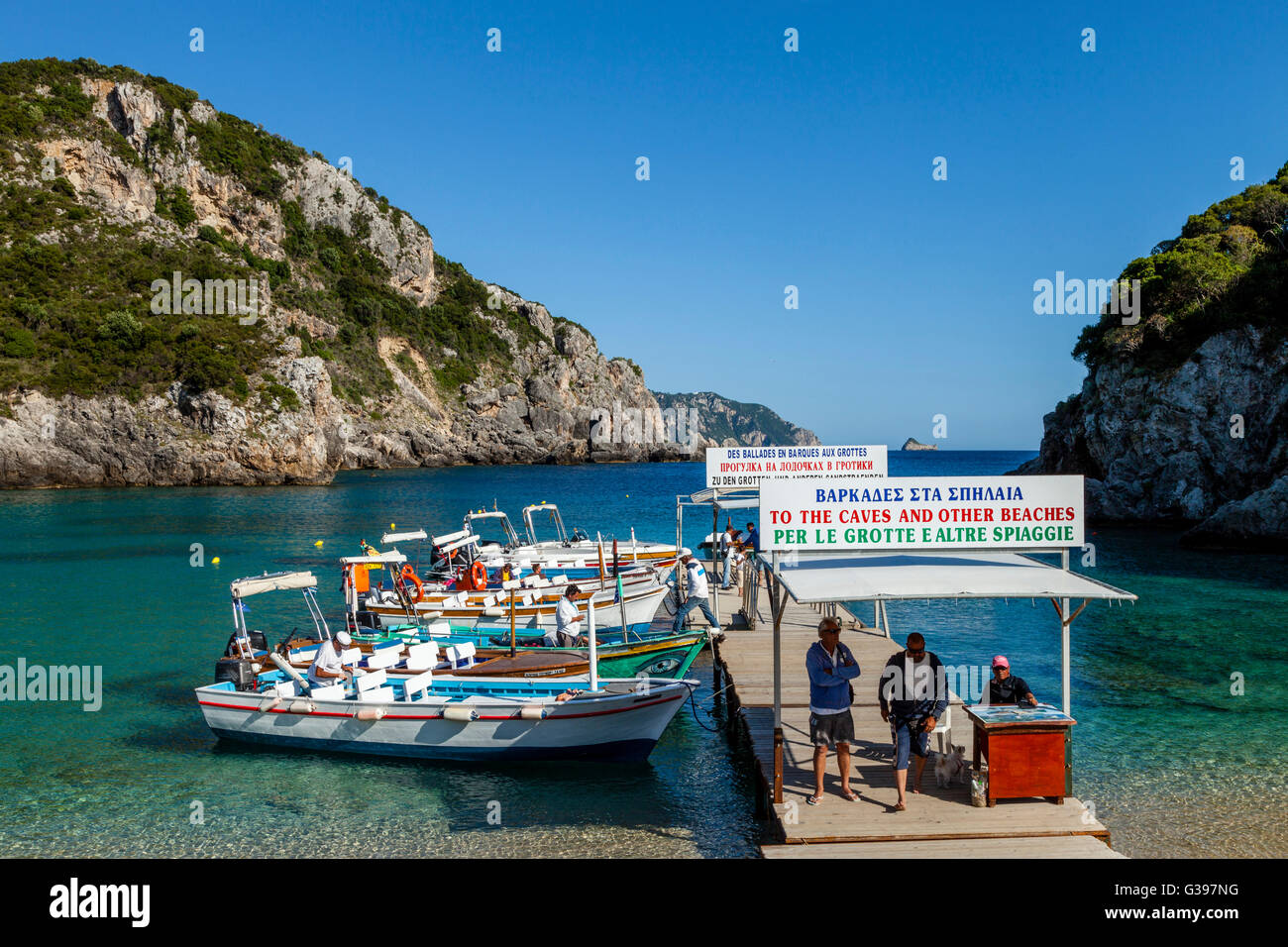 Lokale Kapitäne Waiting For Business, Paleokastritsa, Korfu, Griechenland Stockfoto Lokale Kapitäne Waiting For Business, Paleokastritsa, Korfu, Griechenland Stockfoto