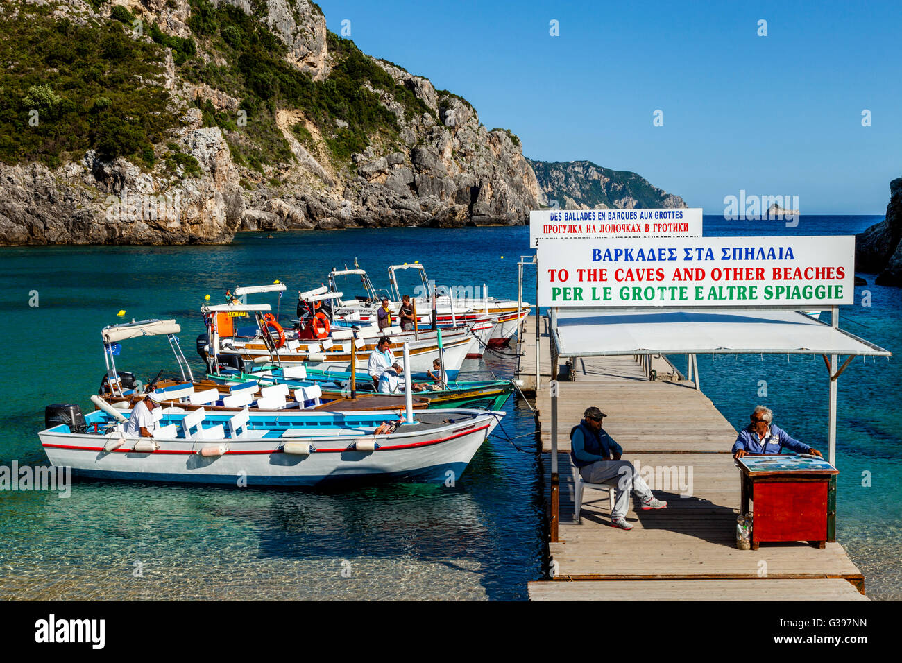 Lokale Kapitäne Waiting For Business, Paleokastritsa, Korfu, Griechenland Stockfoto Lokale Kapitäne Waiting For Business, Paleokastritsa, Korfu, Griechenland Stockfoto