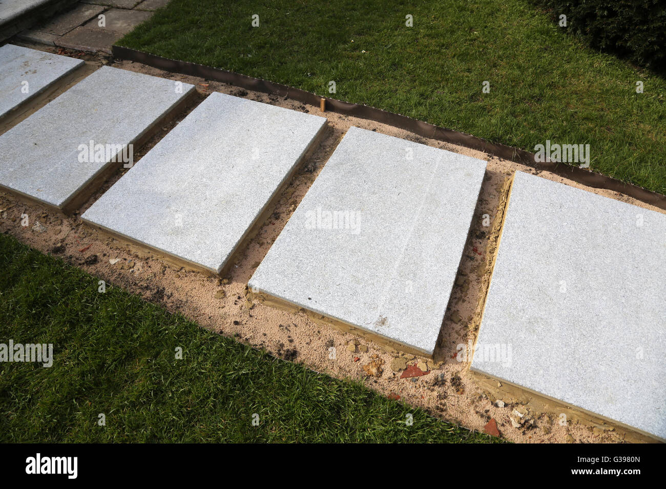 Verlegung neuer Garten Weg neue Betonplatten Surrey England