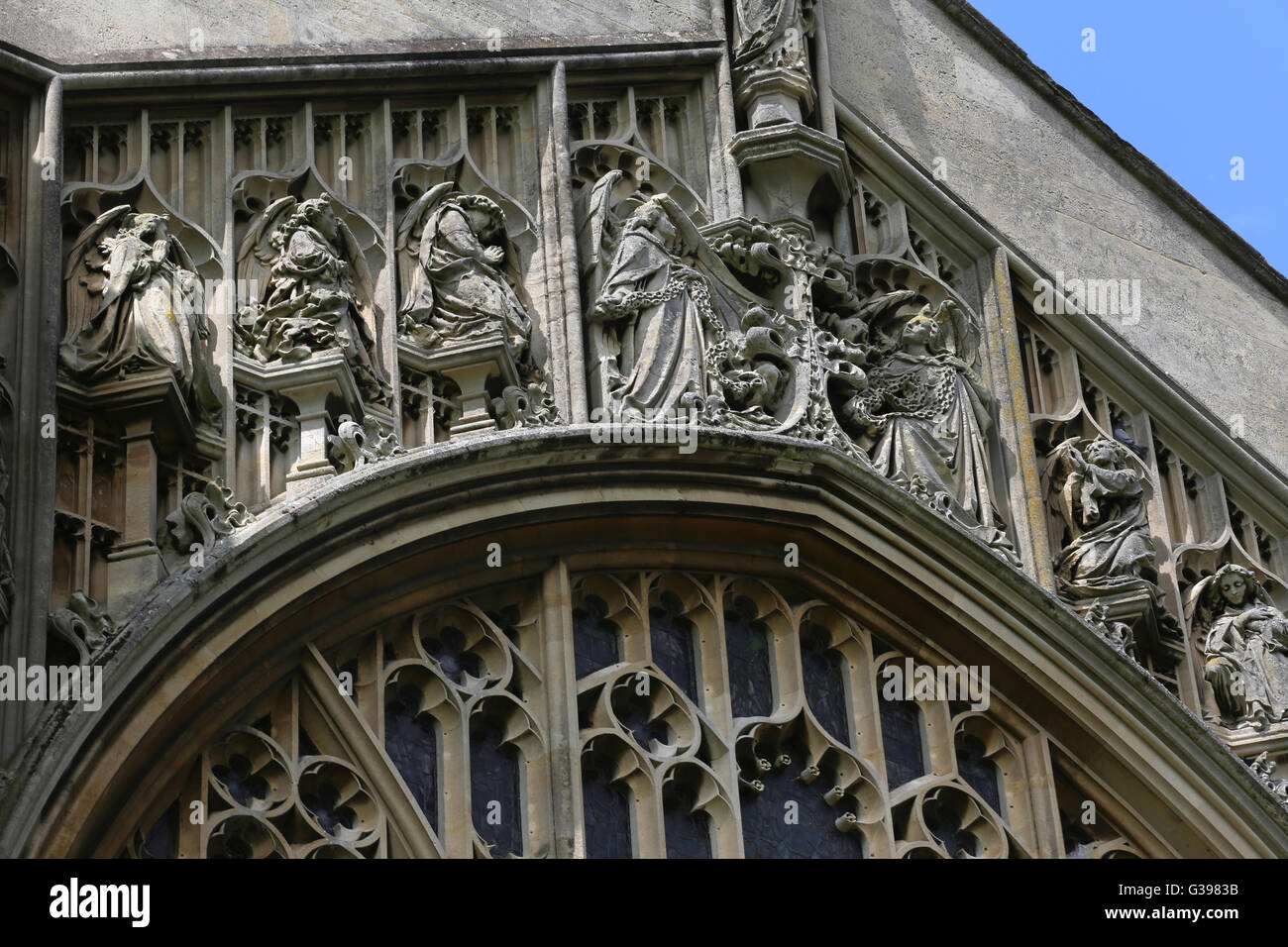 Cheltenham Gloucestershire England Cheltenham College Chapel Engel über Glasmalerei-Fenster Stockfoto