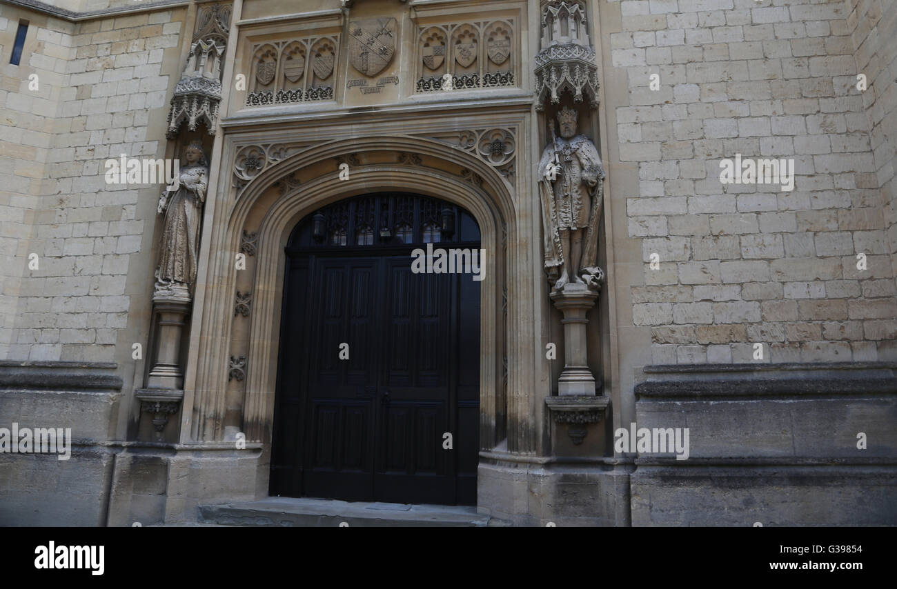 Cheltenham Gloucestershire England Cheltenham College Kapelle Tür mit Statue von Königin Victoria und König Edward VII. Stockfoto