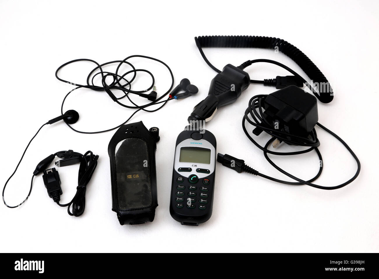 Siemens C35 Handy-Paket mit Ladegeräte, Case, Kopfhörer und Hands Free Kit Stockfoto