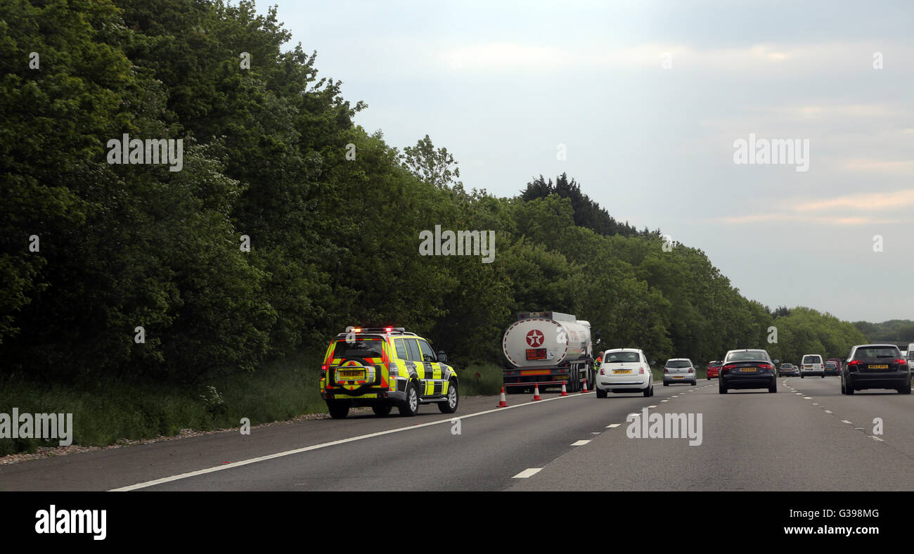 Autobahn-Agentur Traffic Officer Fahrzeug zog am Pannenstreifen von Texaco Benzin-Tanker auf Autobahn England Stockfoto
