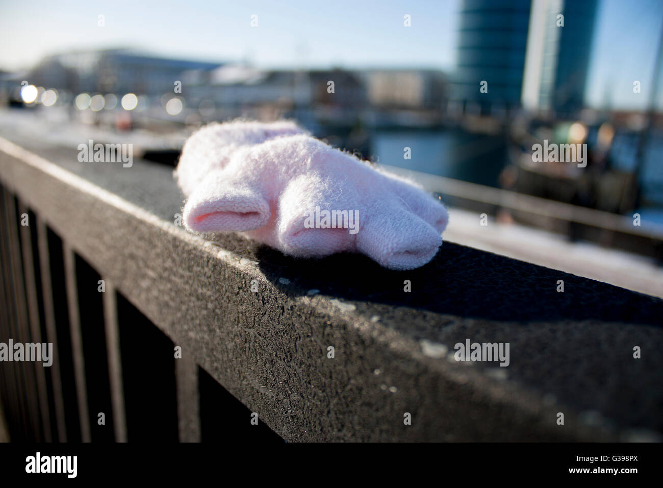 Verlorene Kinder fingerlose rosa Handschuh Stockfoto