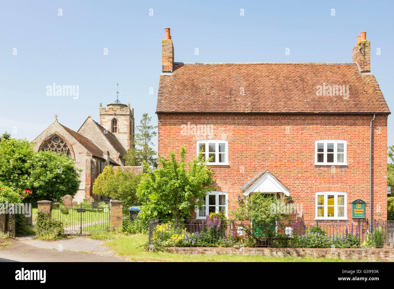 Das alte Schulhaus und Holy Trinity Church, lange Itchington, Warwickshire, England, UK Stockfoto