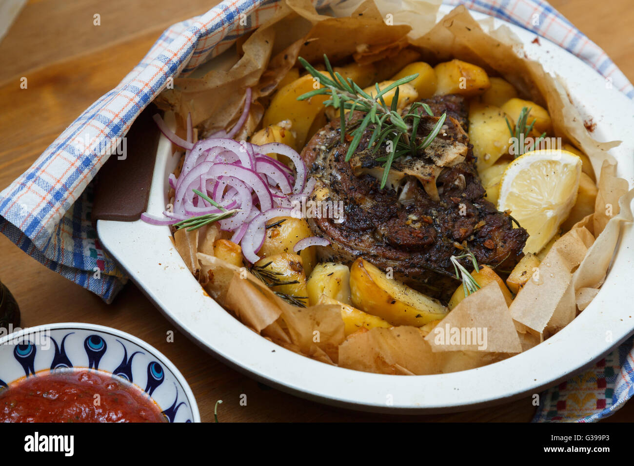 Traditionelle griechische Kleftiko, ein gebackenes Lamm-Eintopf mit Mizithra Käse, Olivenöl, Zwiebel, Karotten, Knoblauch und Kräutern, serviert mit Stockfoto