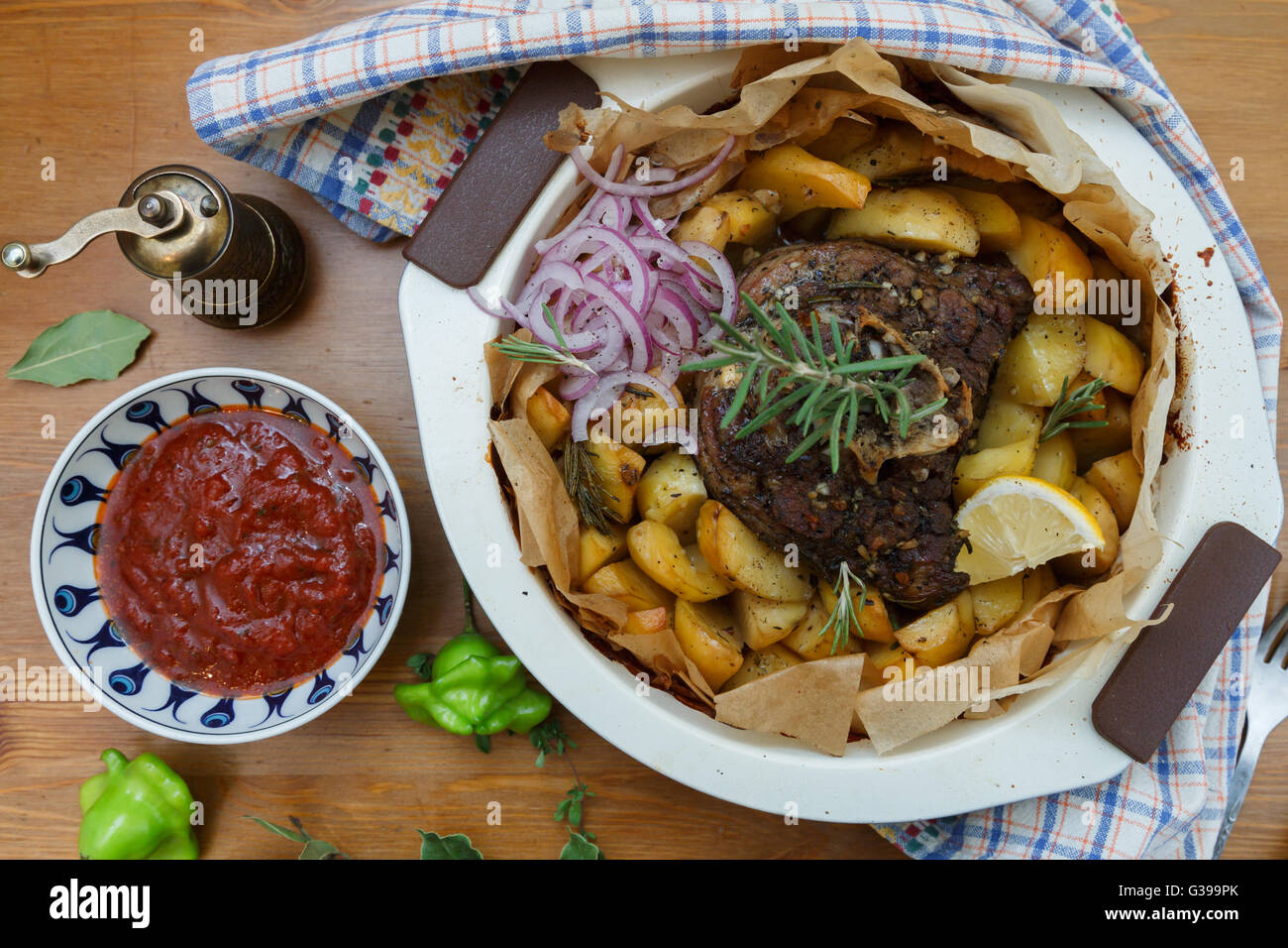 Traditionelle griechische Kleftiko, ein gebackenes Lamm-Eintopf mit Mizithra Käse, Olivenöl, Zwiebel, Karotten, Knoblauch und Kräutern, serviert mit Stockfoto