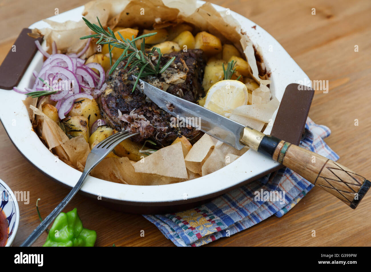 Kleftiko - Lamm mit Gemüse und Feta-Käse langsam gekocht. Traditionelle griechische Gerichte. Stockfoto