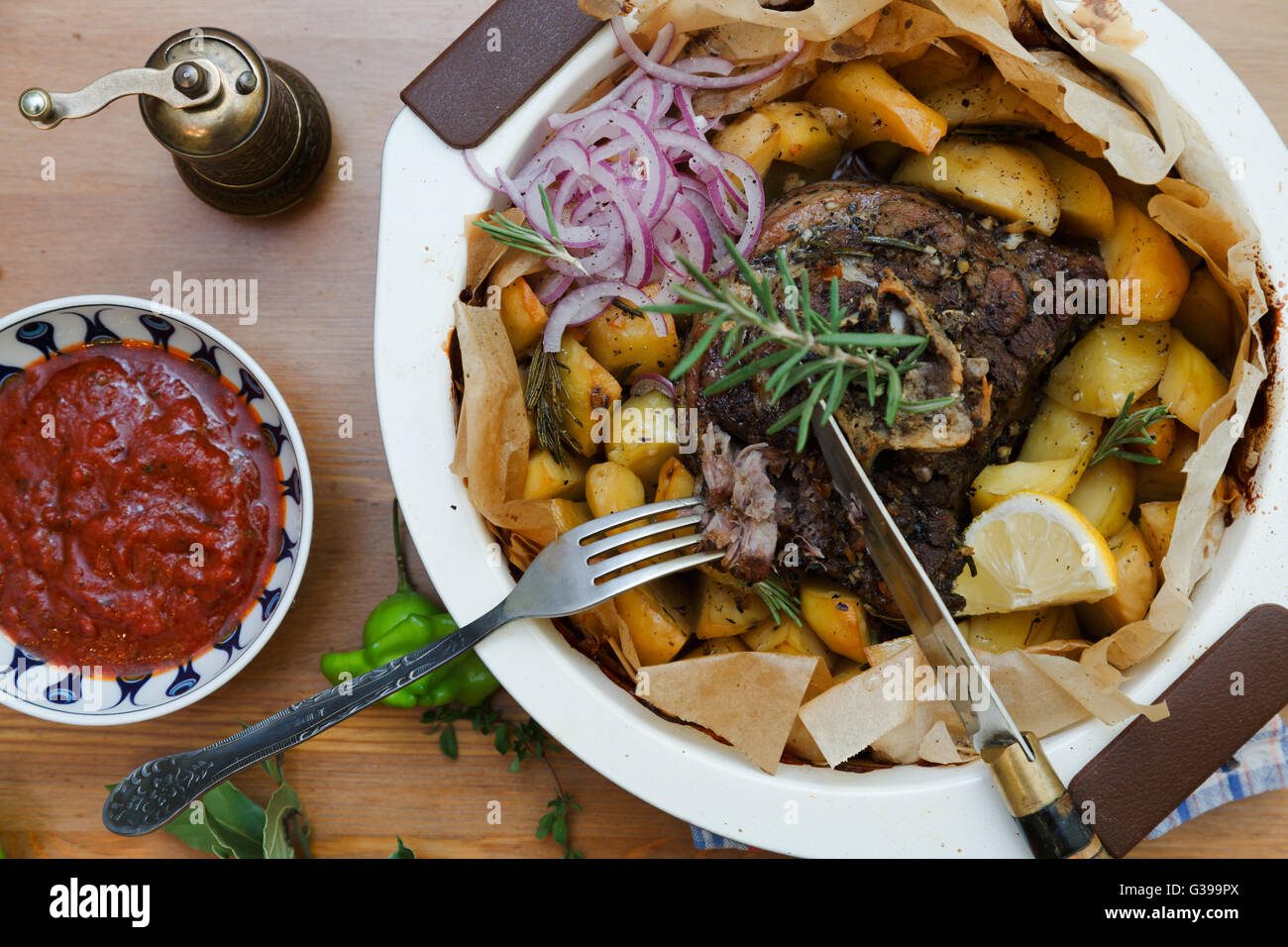 Kleftiko - Lamm mit Gemüse und Feta-Käse langsam gekocht. Traditionelle griechische Gerichte. Stockfoto