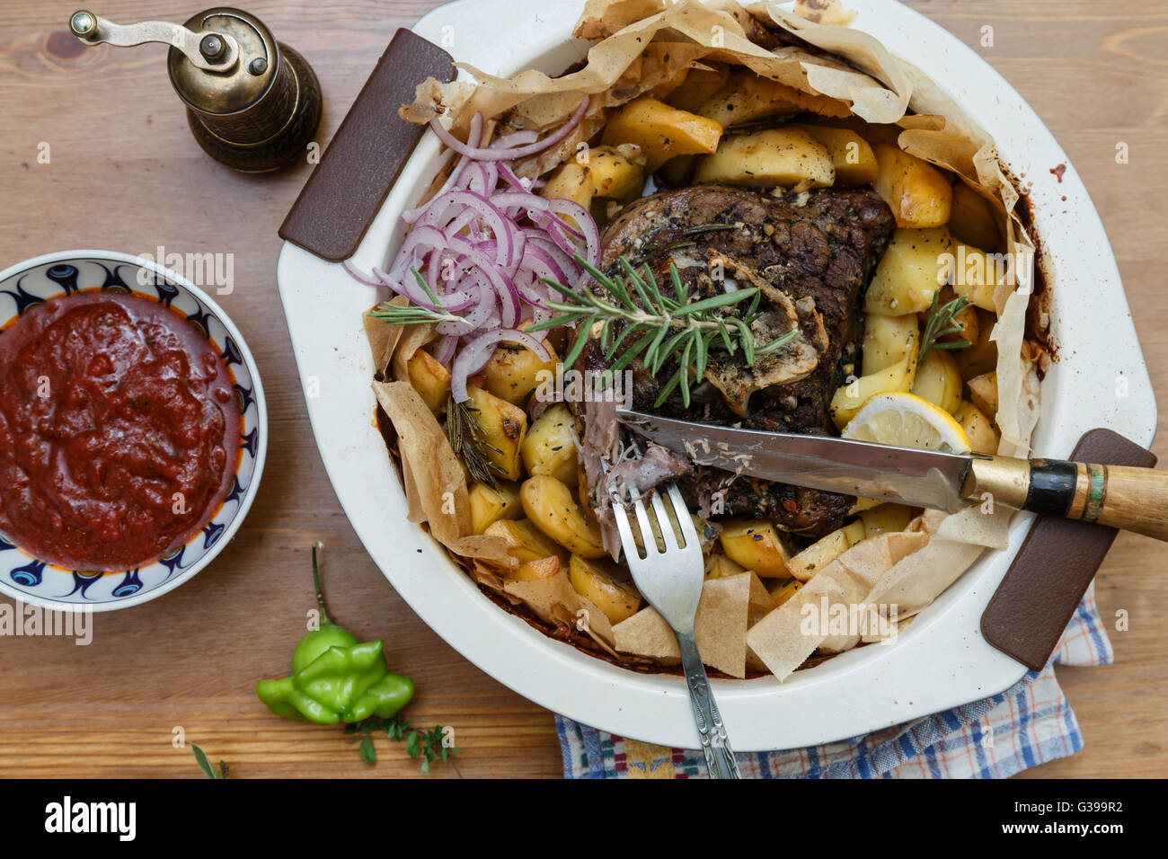 Kleftiko - Lamm mit Gemüse und Feta-Käse langsam gekocht. Traditionelle griechische Gerichte. Stockfoto