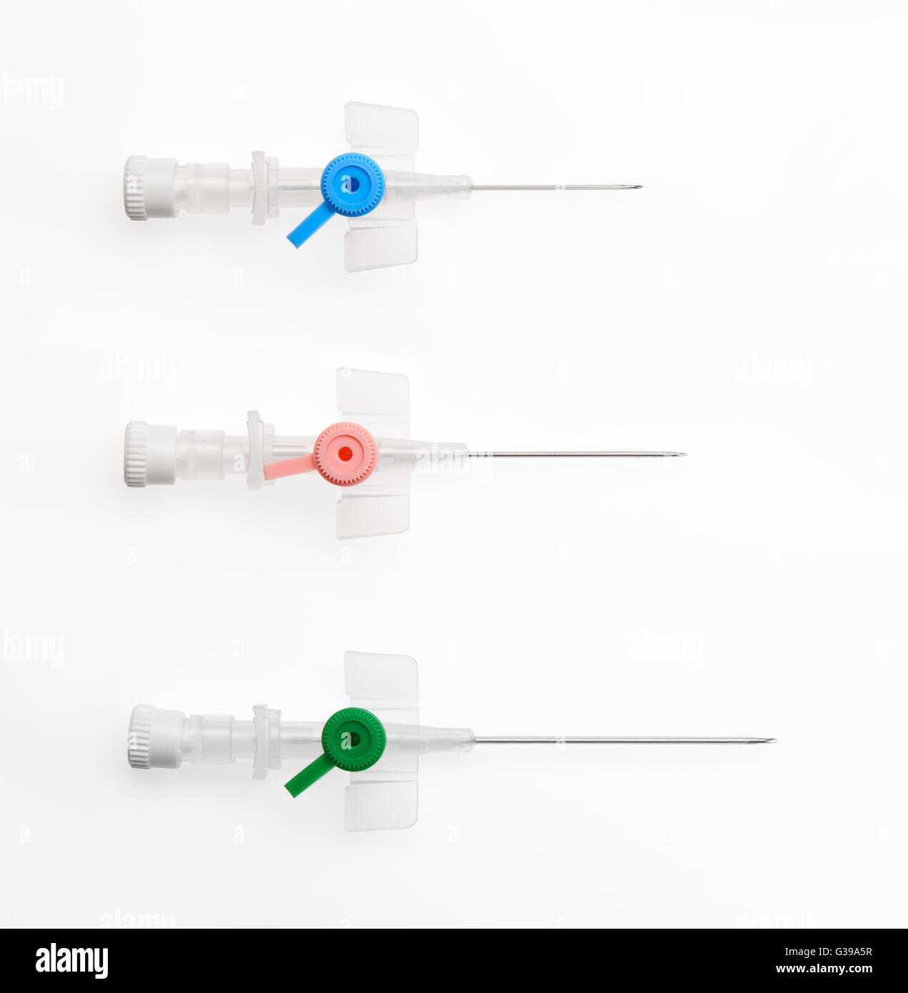 Blau, rosa und grün Kunststoff-Katheter mit offenen Nadeln isoliert auf weißem Hintergrund. Stockfoto