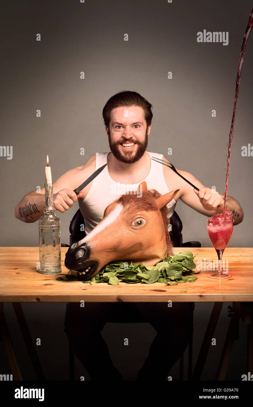 Könnten Sie so hungrig, ein Pferd Essen. Metaphorische Bild. Stockfoto