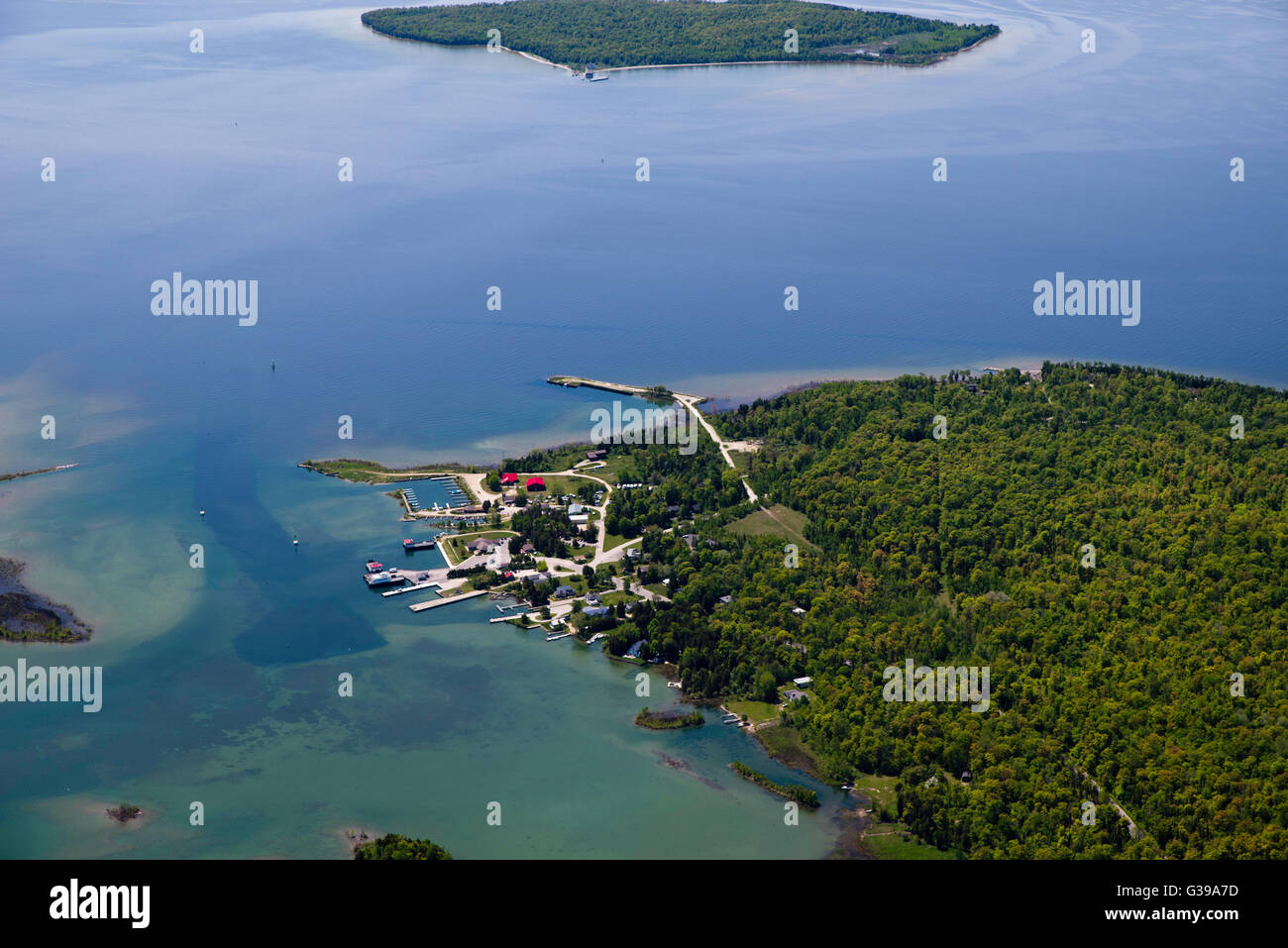 Luftbild von Washington Island, Door County, Wisconsin; Plum Island erscheint oben in der Fotografie. Stockfoto