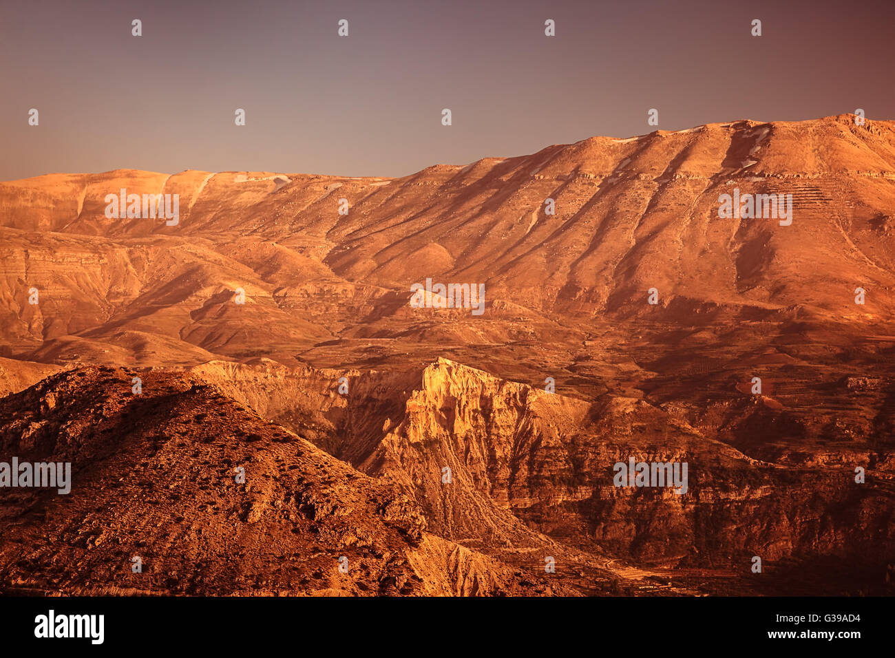 Neben landschaftlichen, trocken orange Sandsteingebirge, herrliche Aussicht auf die Wildnis Stockfoto