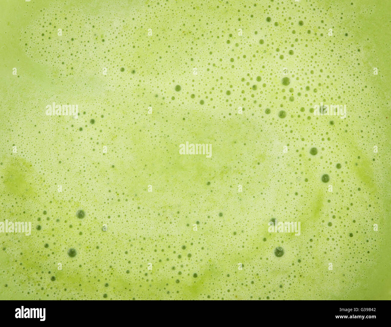 Hintergrund der Nähe Schwerpunkt geschmolzene grüner Tee-Eis, daß kleine Luftblase schwimmt auf der Oberfläche. Stockfoto