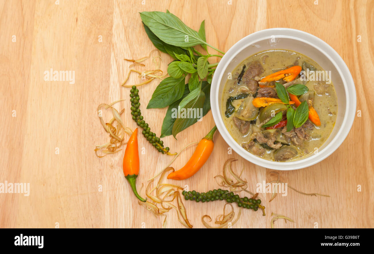 Grünes Curry Rindfleisch in Kokosmilch ist thailändisches Essen würzigen Geschmack. Stockfoto