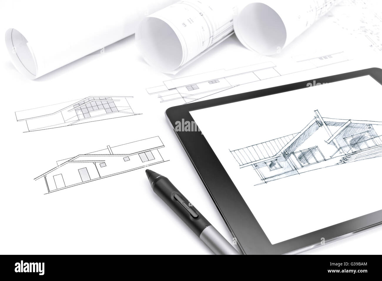 Tablet-Computer mit Zeichnung, Stift und Haus Plan Baupläne Stockfoto
