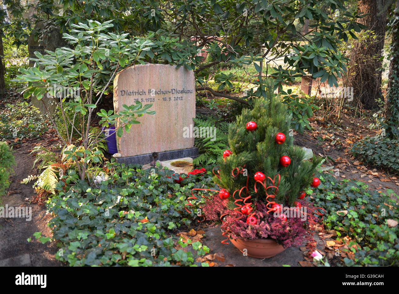 Greifen Sie, Dietrich Fischer-Dieskau, Waldfriedhof, Heerstraße, Charlottenburg, Berlin, Deutschland Stockfoto