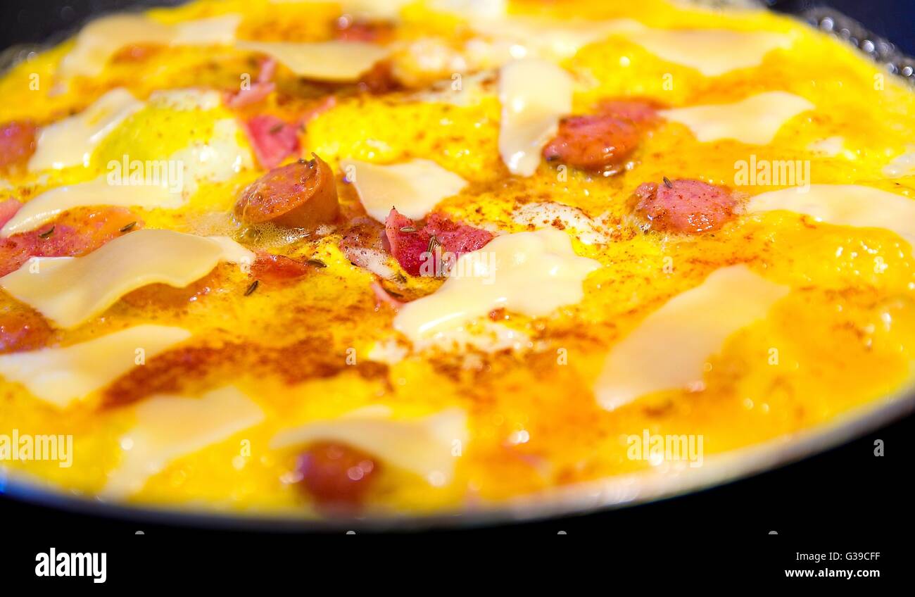 Schinken und Ei mit Käse Pfanne, Würstchen und Pfeffer bestreut mit Kümmel Closeup. Stockfoto