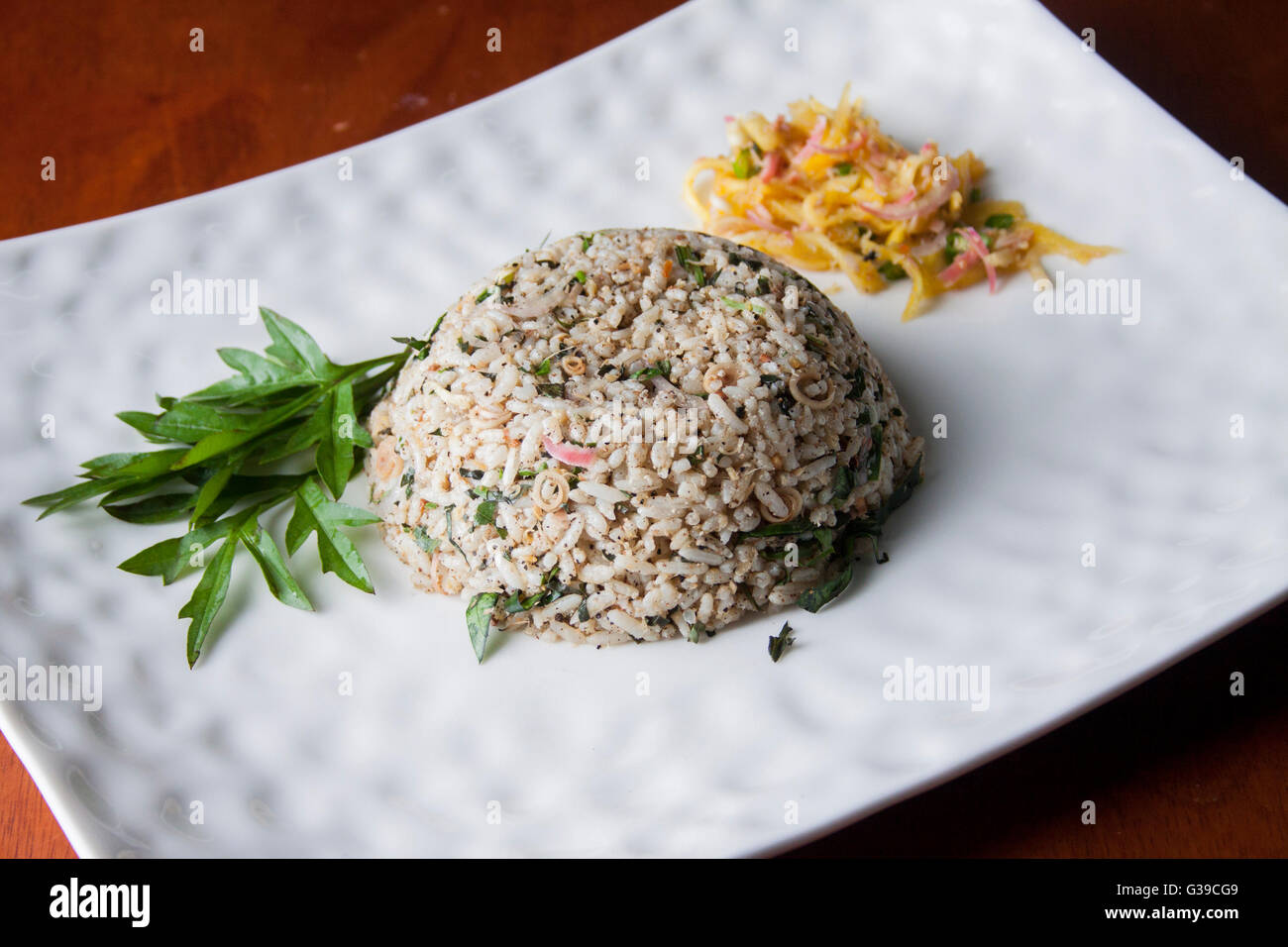 Nasi Kerabu oder herbed Reis mit Gewürzen Stockfoto