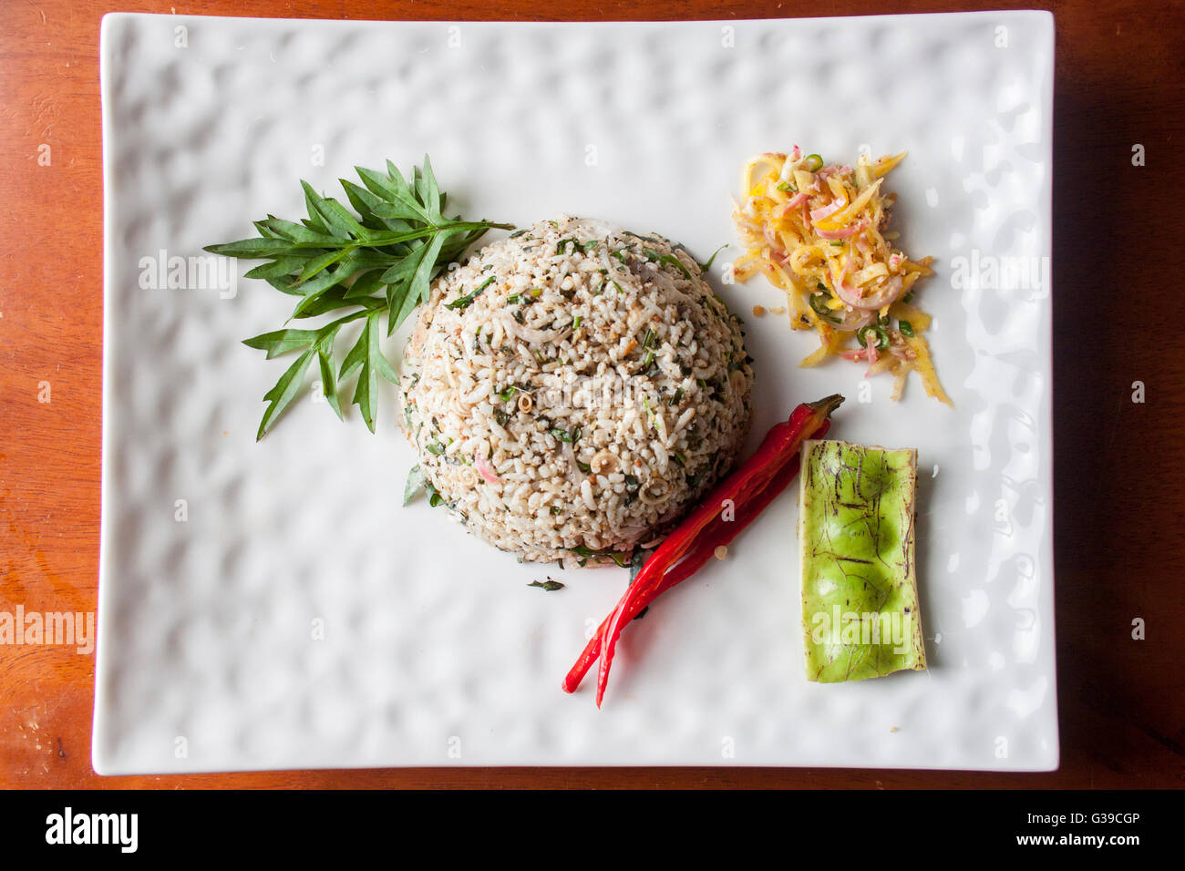 Nasi Kerabu oder herbed Reis mit Gewürzen Stockfoto