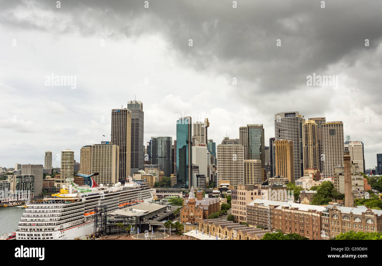 Australien Sydney Panorama bewölkten Himmel und hellen Stadtbild Linie am 27. Januar 2016 in Sydney, Australien. Stockfoto