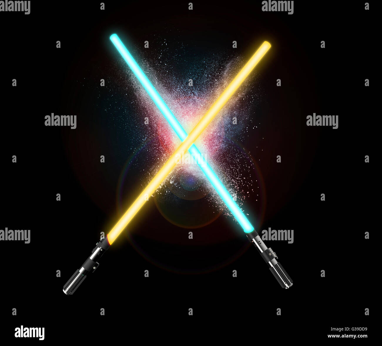 zwei Lichtschwerter kreuzen zusammen isoliert auf schwarz. Stockfoto