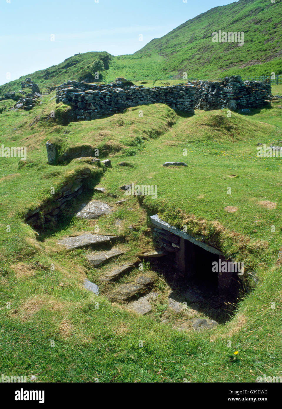 Überreste eines frühen christlichen Klosters einschließlich einer unterirdischen Zelle/Lebensmittelgeschäft (Gefängnis) auf eine Naoimh Eileach, Garvellachs, Argyll. Stockfoto