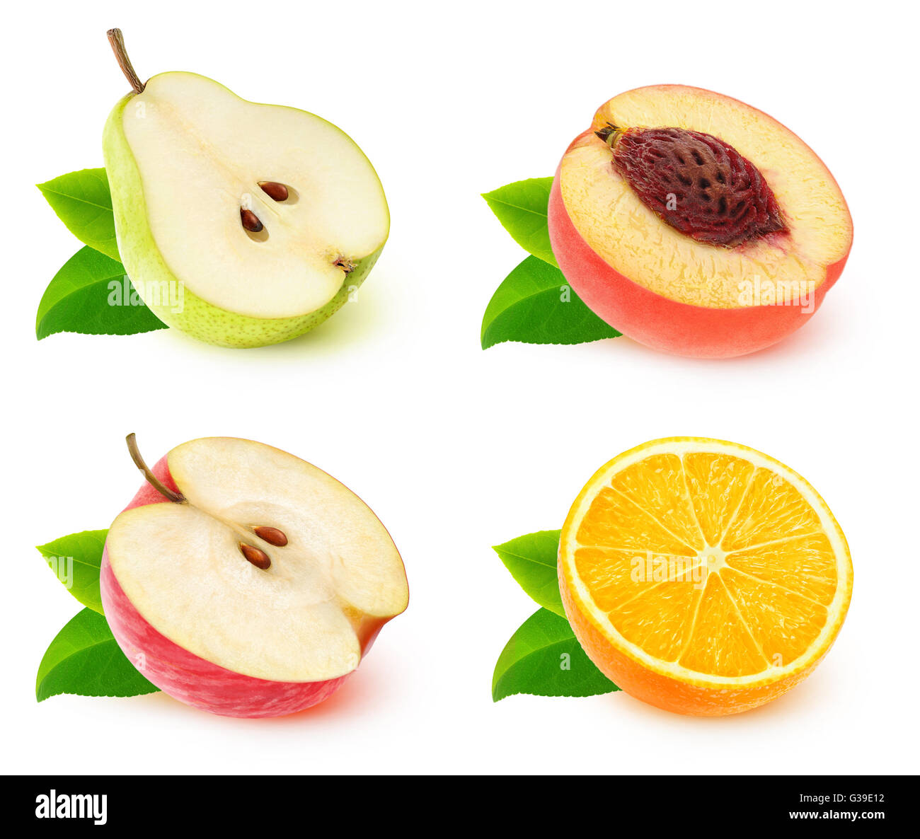 Isolierte Fruchthälften. Sammlung von verschiedenen Früchten halbieren (Apfel, Birne, Orange, Pfirsich) isoliert auf weißem Hintergrund Stockfoto