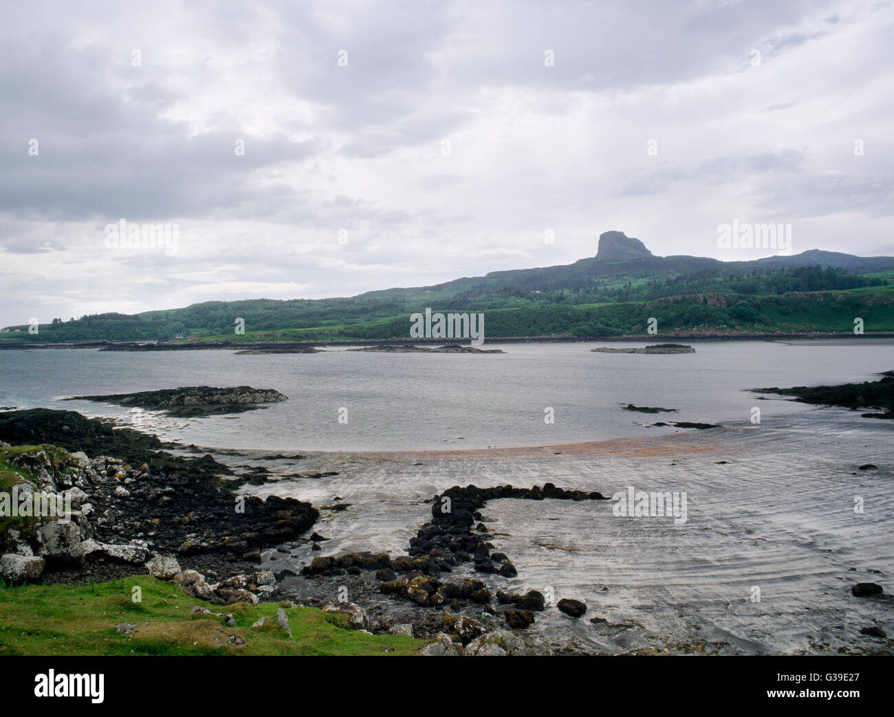 W von Vorgebirge Fort & frühen christlichen klösterlichen Website unter Kildonnan, Insel Eigg, Blick über Umfrage Nam Partan Bucht & Landeplatz An Sgurr Cliff. Stockfoto